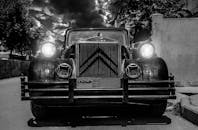 经典雪铁龙汽车的单色图像，展现了复古的设计与魅力