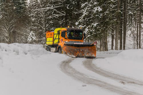 免费 黄色，橙色和黑色卡车犁雪 素材图片