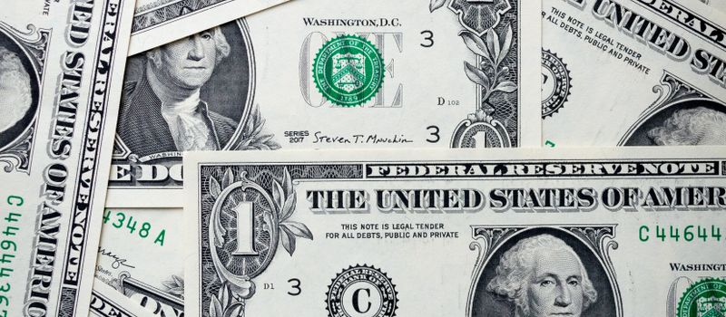 米ドル紙幣が重なる様子。米国債買い戻しの効果が薄れ、長期金利が再上昇するなか、財政懸念を象徴するイメージ。