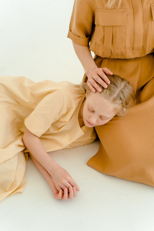 Gratis Foto stok gratis anak perempuan, berbaring miring, cewek Foto Stok