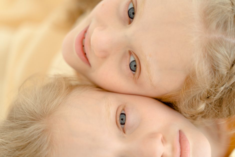 twin children different expressions