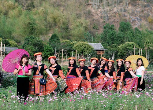 Gratis Mujeres De Pie En Medio Del Campo De Flores Rosadas Foto de stock