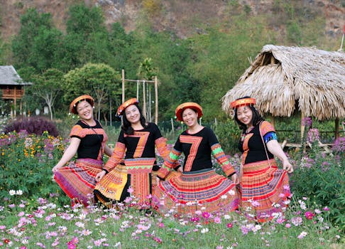 在一片花海中，四名妇女身穿鲜艳的传统服装