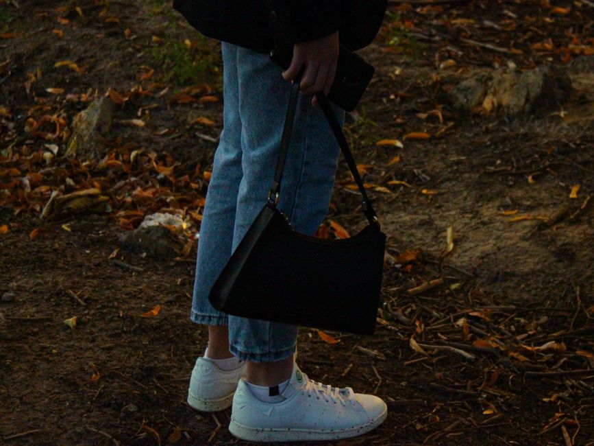 Woman wearing straight leg jeans fall outfit on the street