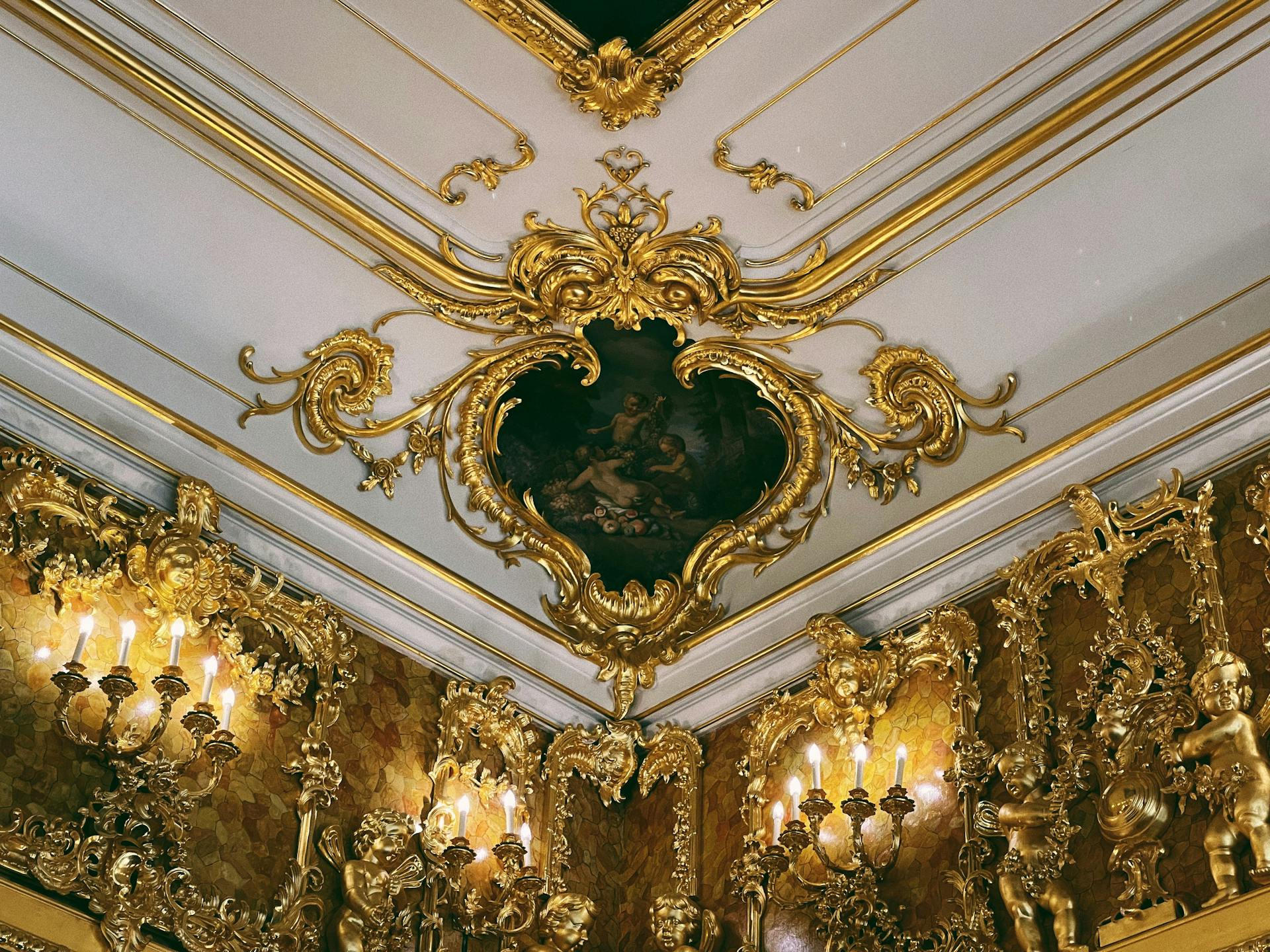 Luxurious Rococo interior with ornate gold detailing in Sankt-Peterburg, Russia.