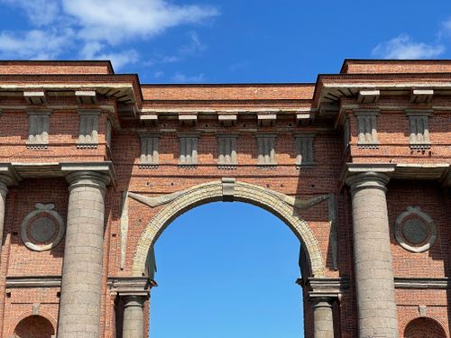 Free Elegant archway with columns under a clear blue sky in Saint Petersburg. Stock Photo