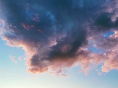 Free A striking view of colorful clouds during an overcast evening in Moscow, Russia. Stock Photo