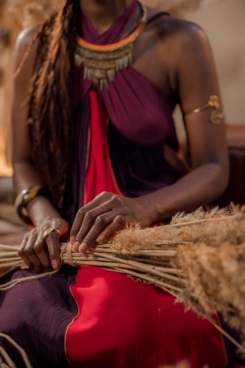 アフリカ人女性, セレクティブフォーカス, パンパスグラスの無料の写真素材