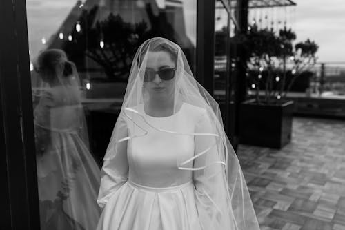 Foto stok gratis fotografi grayscale, gaun pengantin, hitam & putih