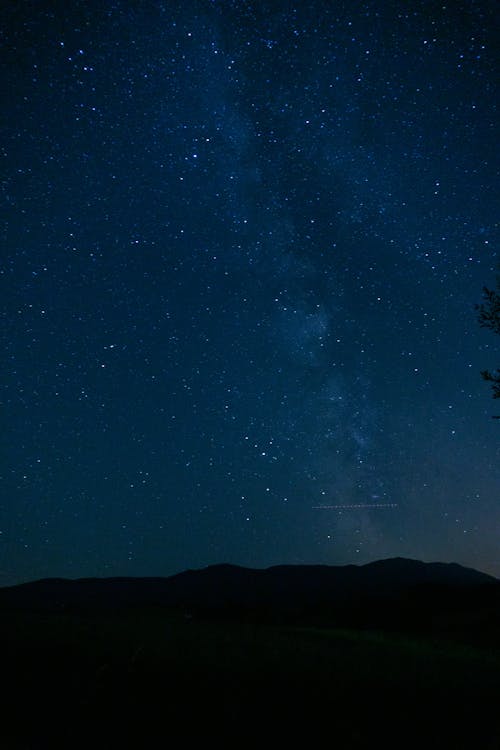Foto profissional grátis de céu estrelado, estrelas, montanhas