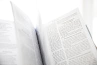 一本打开的书在自然光下翻页，可见其中文本的特写