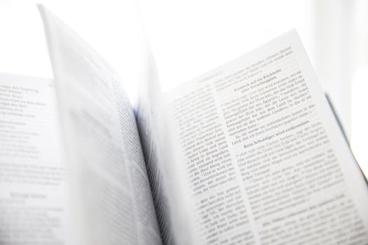 一本打开的书在自然光下翻页，可见其中文本的特写