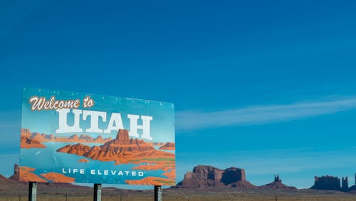 Bem Vindo Ao Pôster De Utah Sob O Céu Diurno Azul