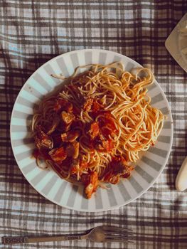 Pâtes au pesto et tomates cerises aux céréales complètes