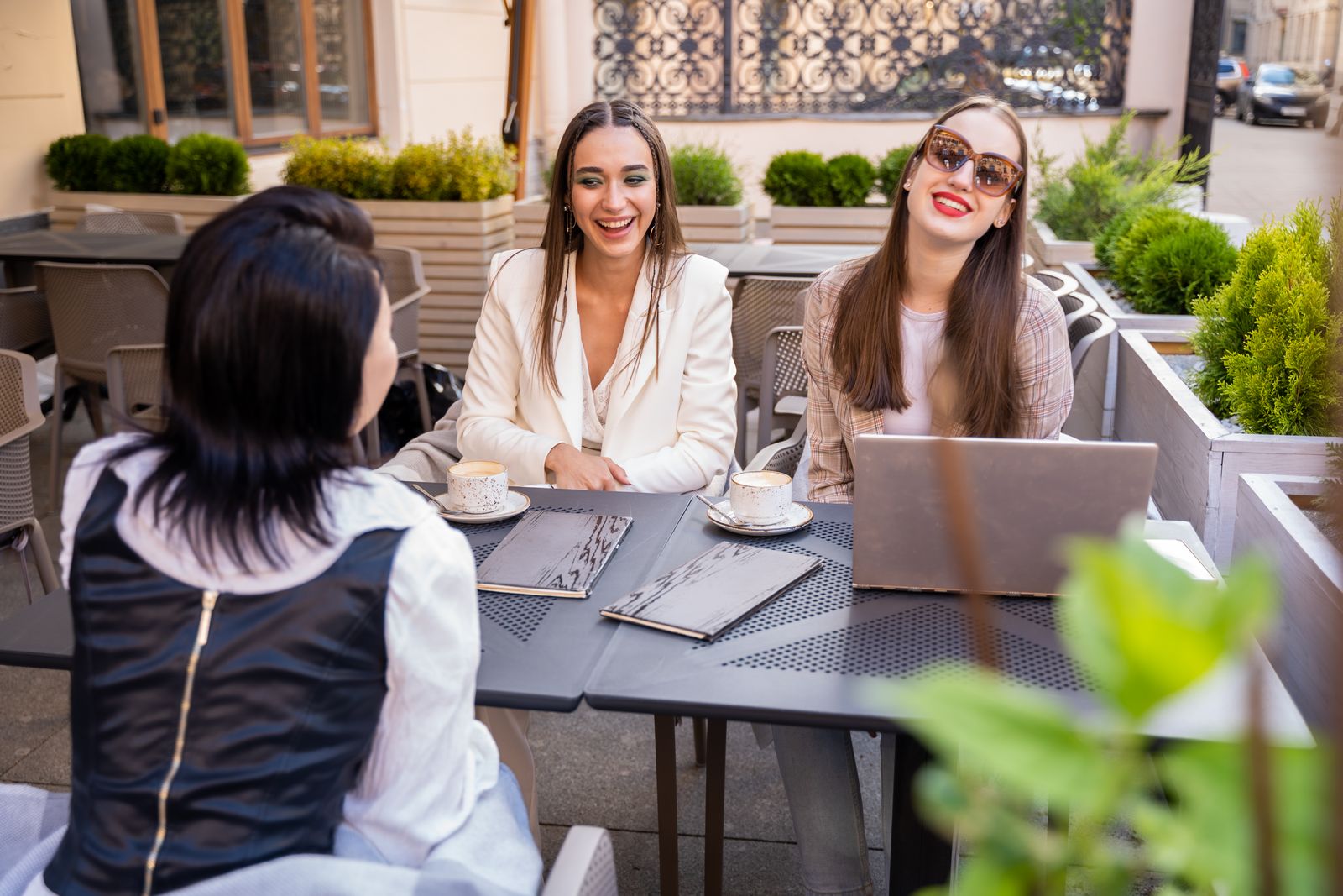 Mujeres conversando durante un encuentro