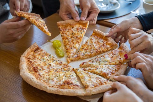Pessoas Compartilhando Uma Pizza