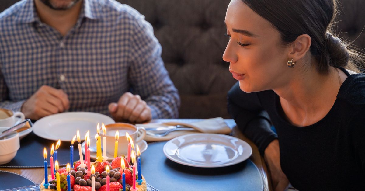 Pasangan merayakan ulang tahun dengan ucapan romantis