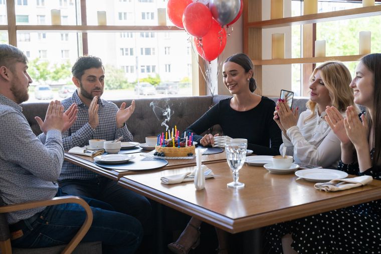 Celebración de cumpleaños con amigos