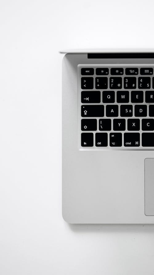 Základová fotografie zdarma na téma bílý povrch, klávesnice, MacBook