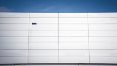 立面线条干净简约，在蔚蓝天空的映衬下，展现出当代建筑的设计感