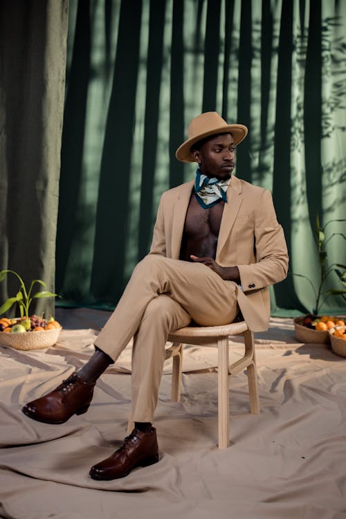 Ingyenes stockfotó afro-amerikai férfi, barna öltöny, bőrcipők témában Stockfotó
