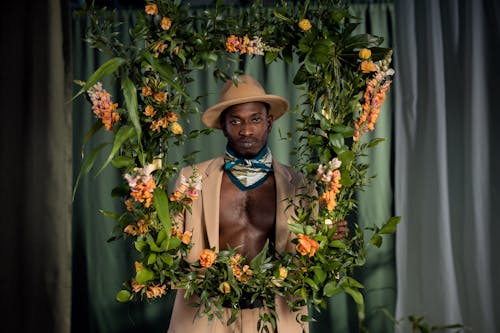 Gratis lagerfoto af afrikansk mand, beige kulør, blade