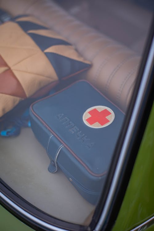 Kostnadsfria Kostnadsfri bild av första hjälpen låda, läderväska, medicin Stock foto