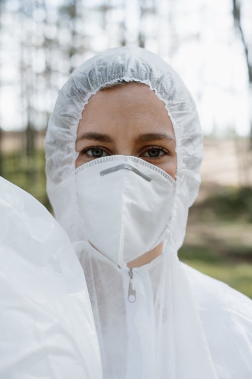 Kostenloses Stock Foto zu arbeitsschutzkleidung, blick in die kamera, draußen