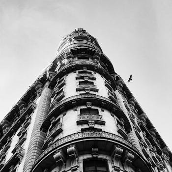 戏剧性的低角度镜头下，高耸的历史建筑被拍摄下来，鸟儿在空中飞翔