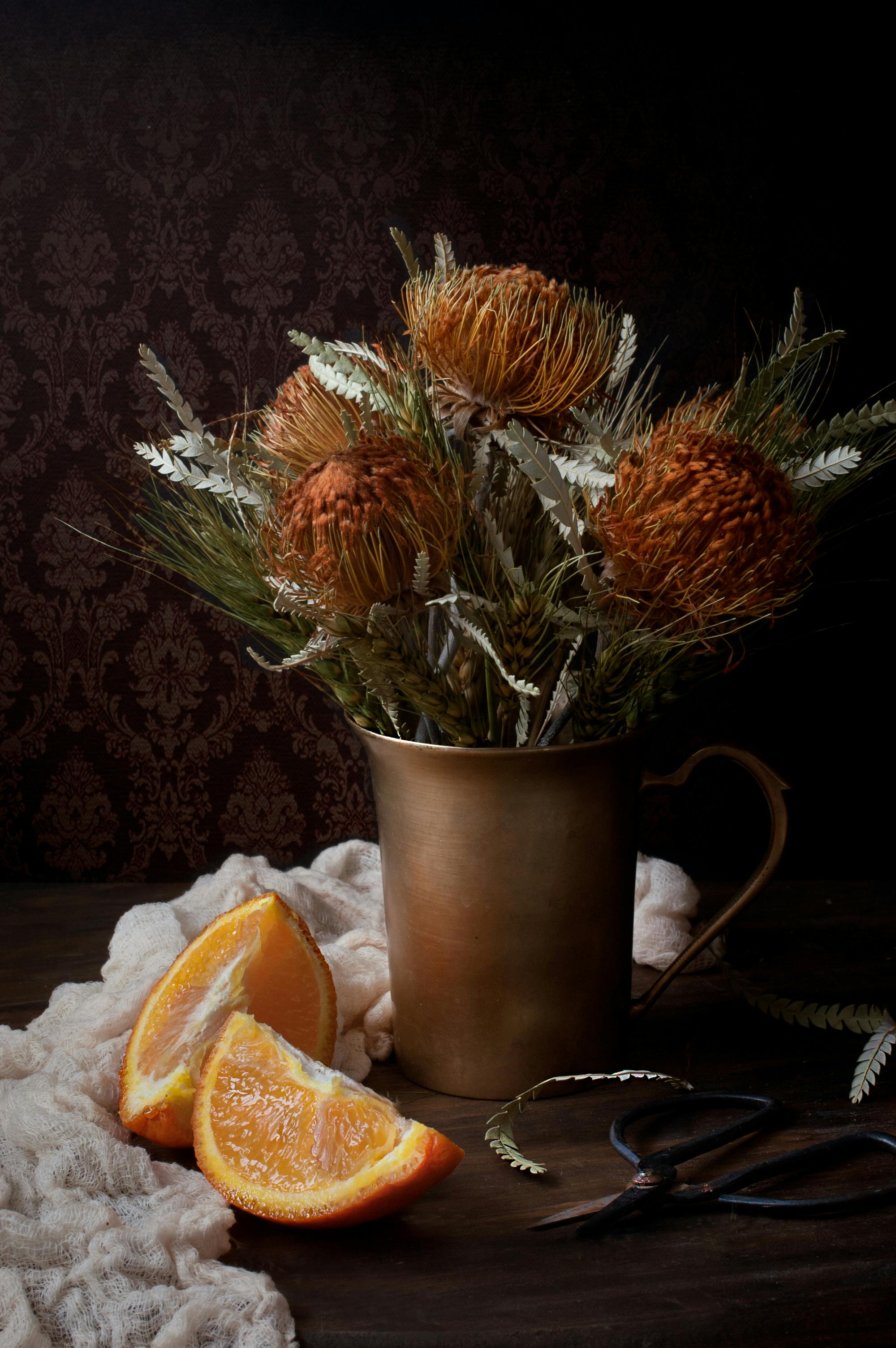 Orangenblüten In Brauner Vase Neben Geschnittenen Orangenfrüchten ...