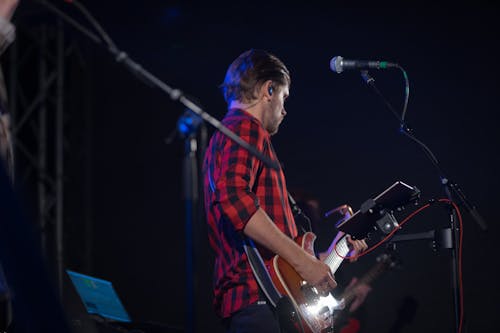 Foto profissional grátis de apresentação, cantor, concerto de rock