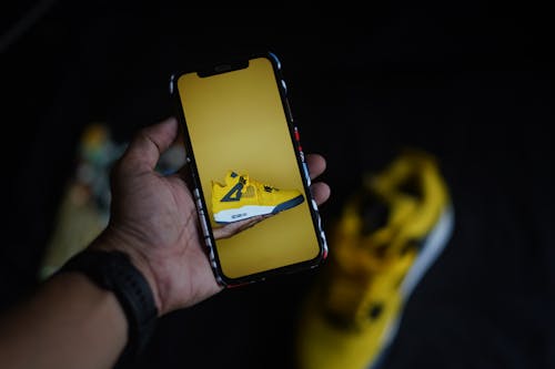 Foto profissional grátis de air jordan, amarelo, celular