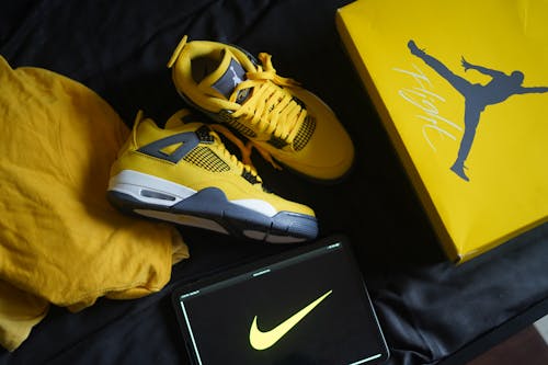 Foto profissional grátis de air jordan, amarelo, calçados