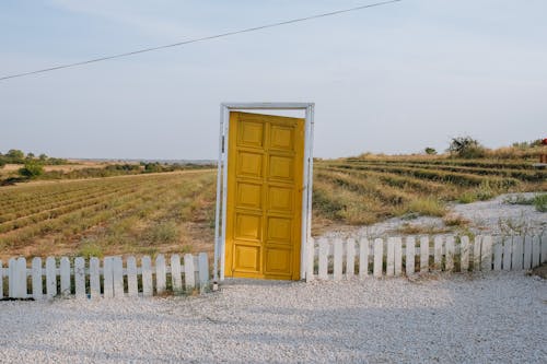 бесплатная Бесплатное стоковое фото с вход, желтая дверь, забор Стоковое фото