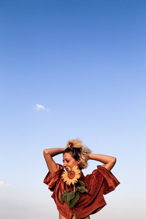 Immagine gratuita di cielo azzurro, donna, flora