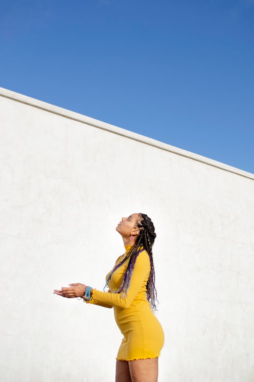 Gratis stockfoto met Afro-Amerikaans, blauwe lucht, gele jurk