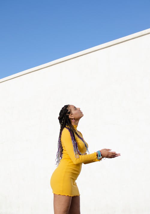 Gratis stockfoto met Afro-Amerikaans, blauwe lucht, gele jurk