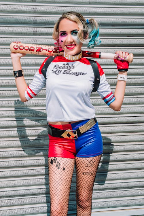 Gratis Wanita Yang Berpakaian Seperti Harley Quinn Pasukan Bunuh Diri Foto Stok