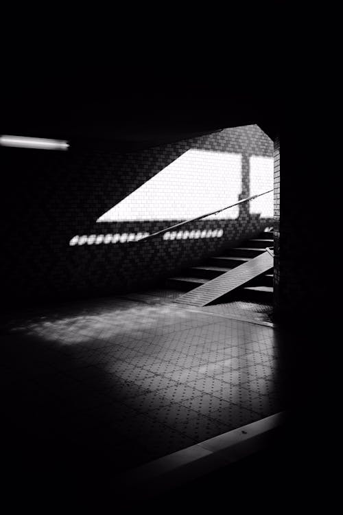 Darmowe zdjęcie z galerii z czarno-biały, metro, monochromatyczny