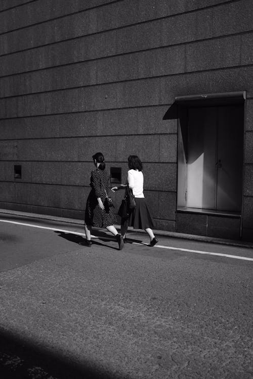 Immagine gratuita di bianco e nero, camminando, donne