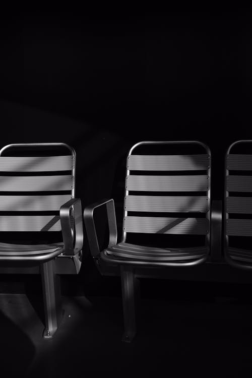 Foto d'estoc gratuïta de acer, cadires, fons negre
