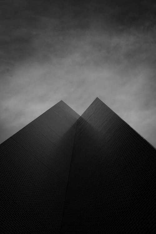 Foto d'estoc gratuïta de blanc i negre, cel, edifici