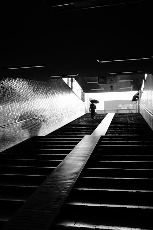 Darmowe zdjęcie z galerii z ciemny, czarno-biały, metro