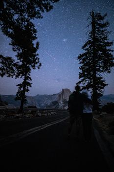 Malerischer Himmel & Yosemite – Weltraum Hintergrundbild