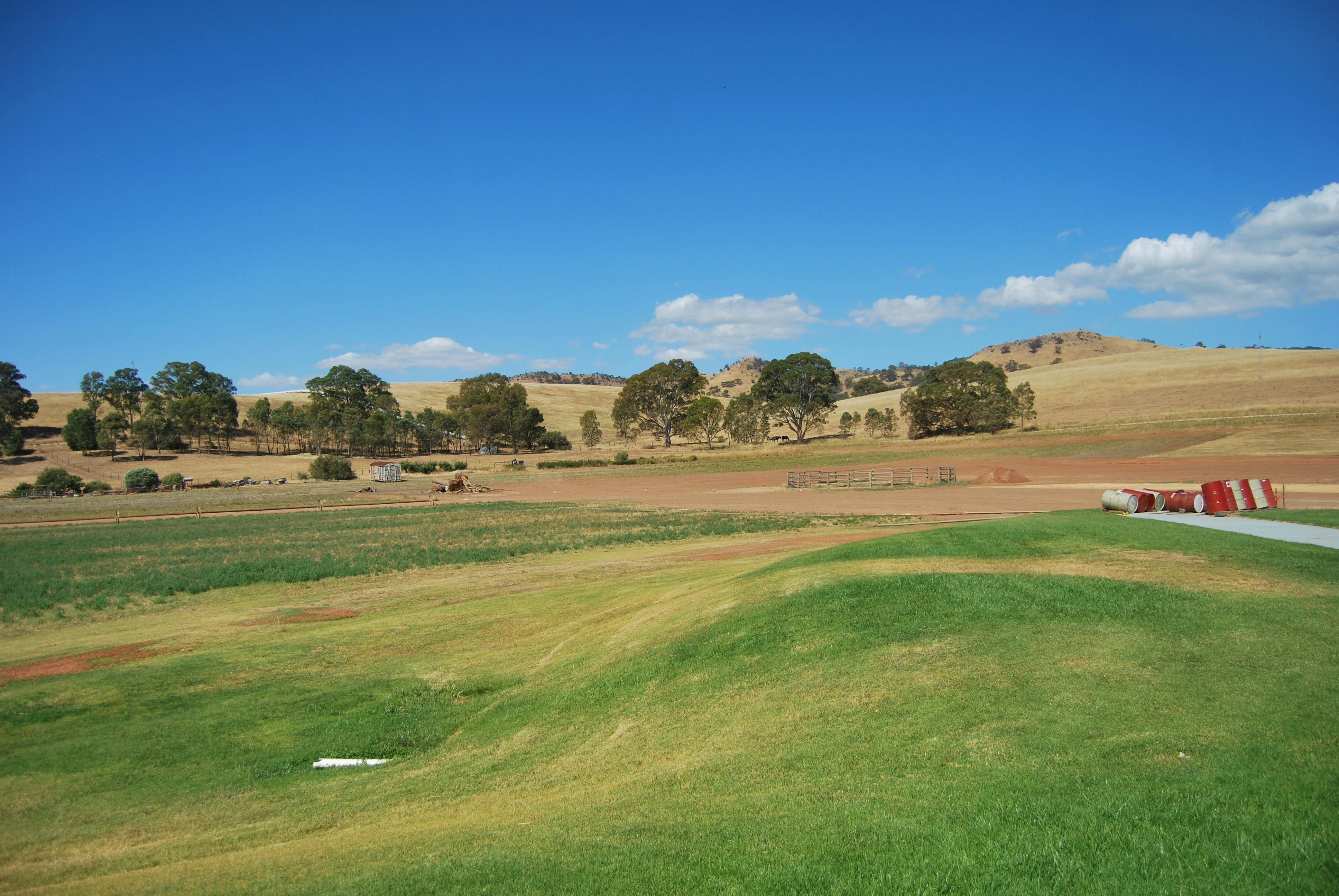 Green Grass near the MOuntains · Free Stock Photo