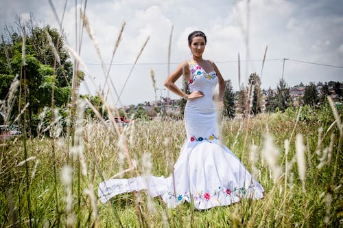 grátis Mulher Em Pé No Campo De Grama Usando Vestido De Sereia Foto profissional