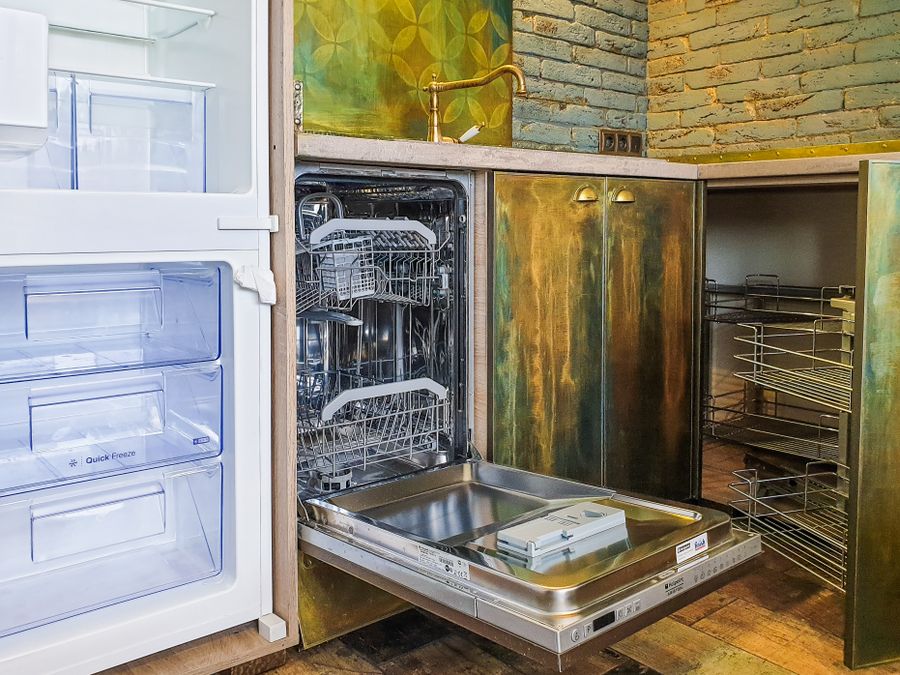 Lavavajillas abierto en una cocina profesional