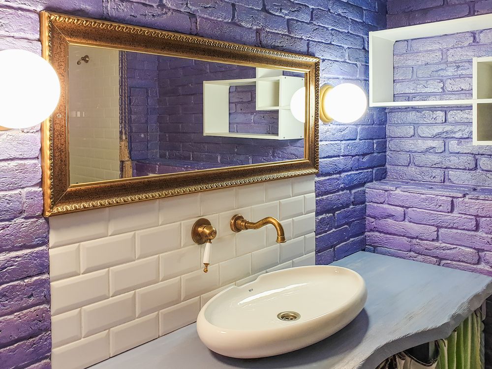 Lavabo moderno con rubinetteria e specchio