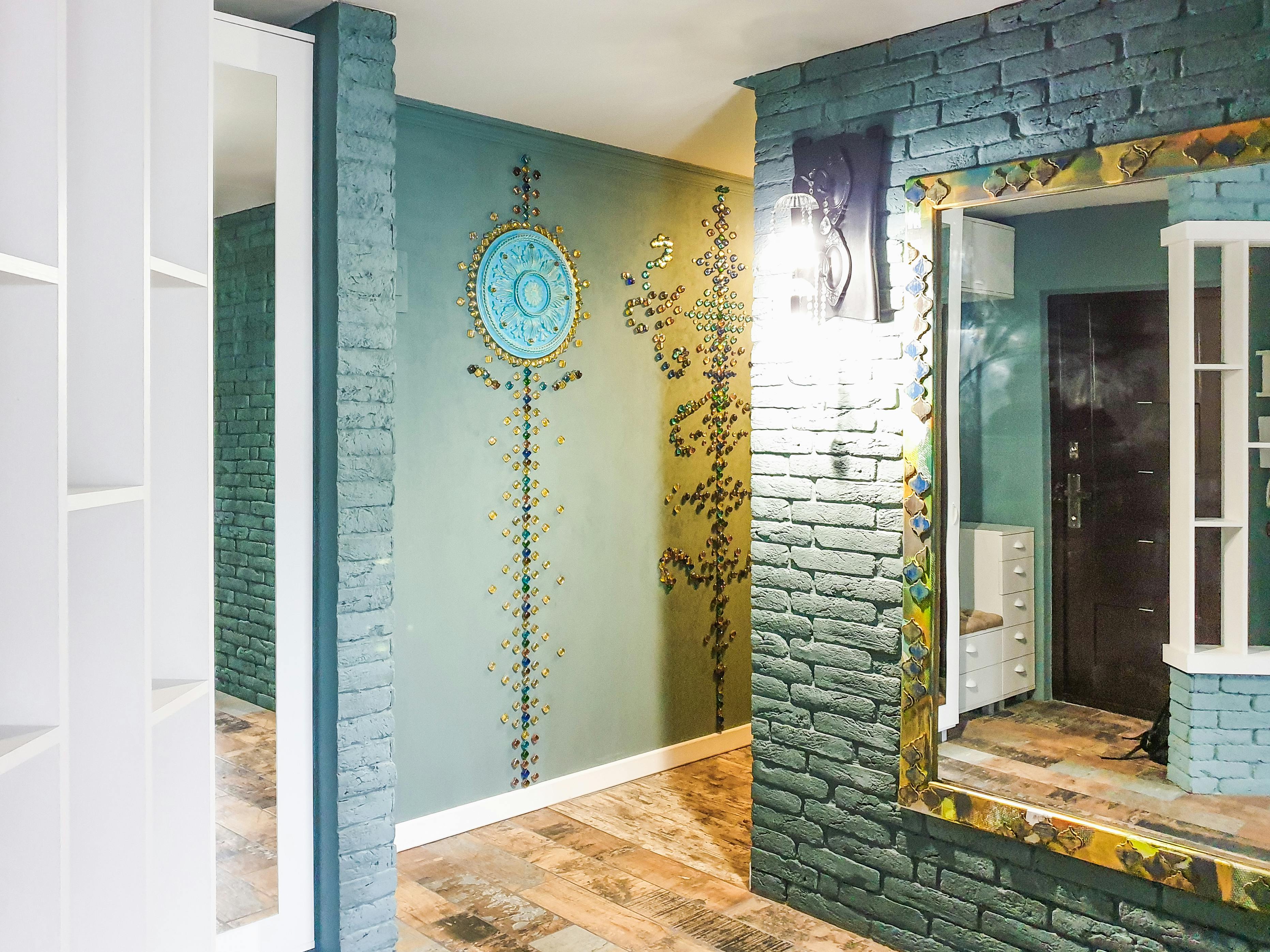 <b>5. Cermin Dekoratif dengan Bingkai Unik: Pantulan Cahaya yang Mempercantik Ruangan</b><b/>