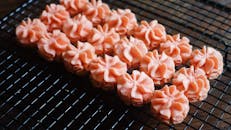 厨房冷却架上新鲜烘烤的粉色饼干特写